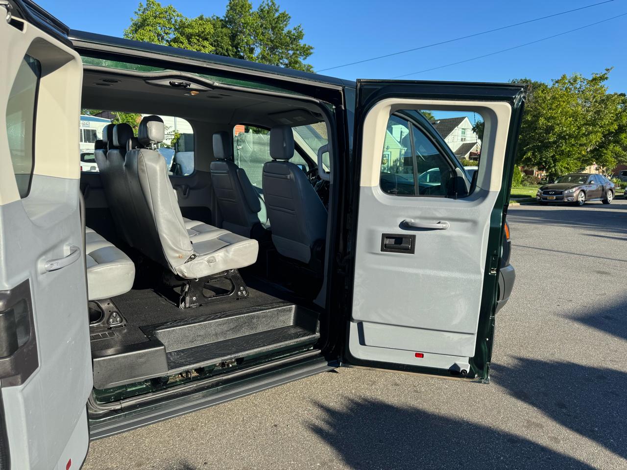 Ford Transit 150 Wagon Low Roof XL 60/40 Pass. 130-in. WB 2017