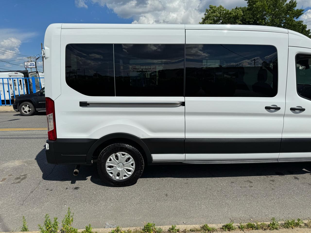 Ford Transit 350 Wagon Med. Roof XL w/Sliding Pass. 148-in. WB 2021