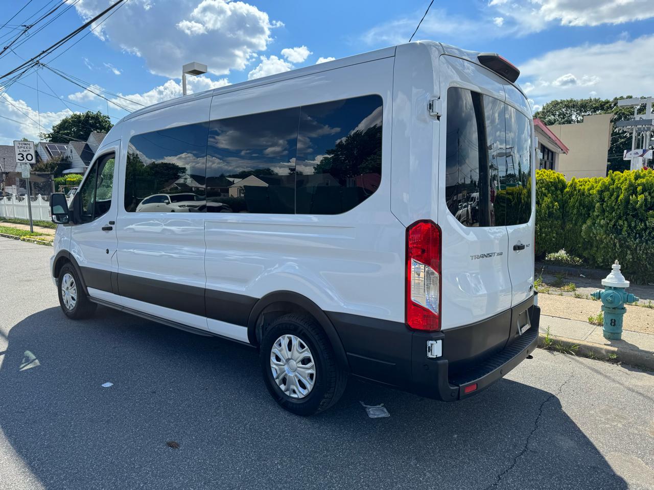 Ford Transit 350 Wagon Med. Roof XL w/Sliding Pass. 148-in. WB 2021
