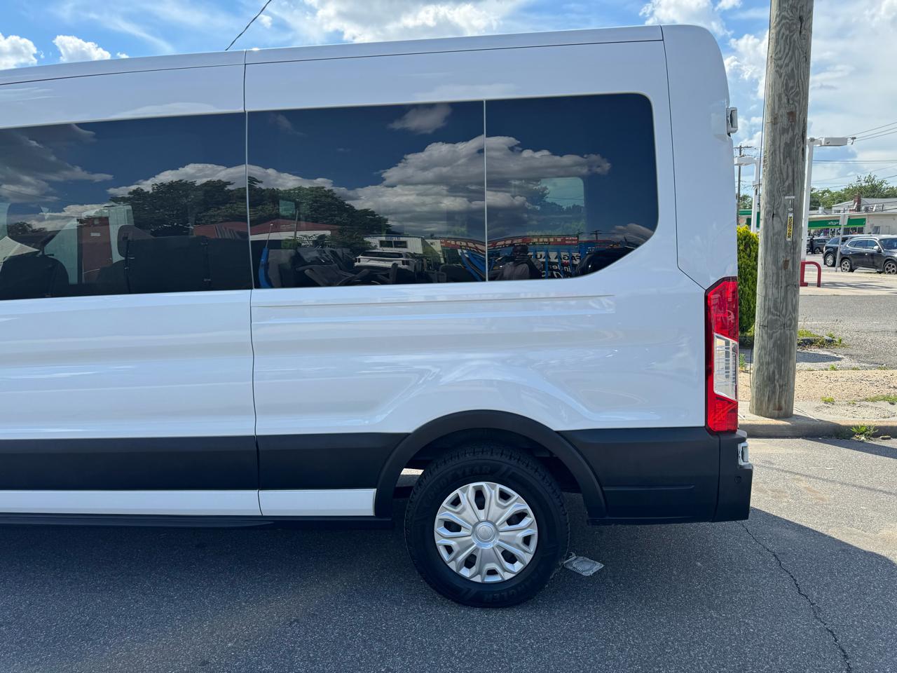 Ford Transit 350 Wagon Med. Roof XL w/Sliding Pass. 148-in. WB 2021