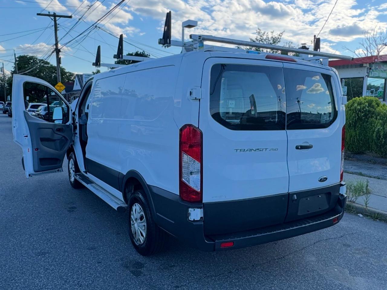 Ford Transit 250 Van Low Roof w/Sliding Pass. 130-in. WB 2018