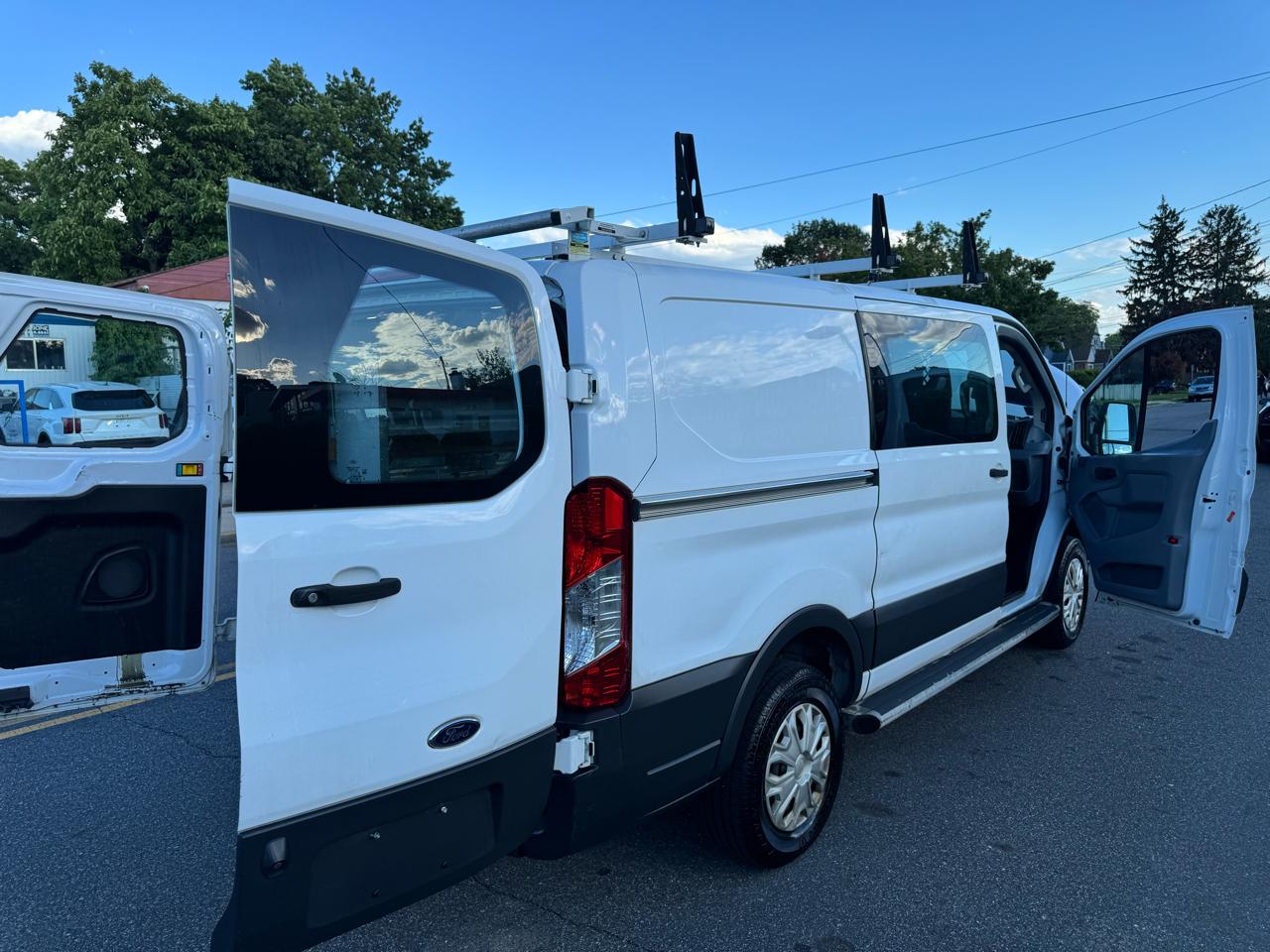 Ford Transit 250 Van Low Roof w/Sliding Pass. 130-in. WB 2018