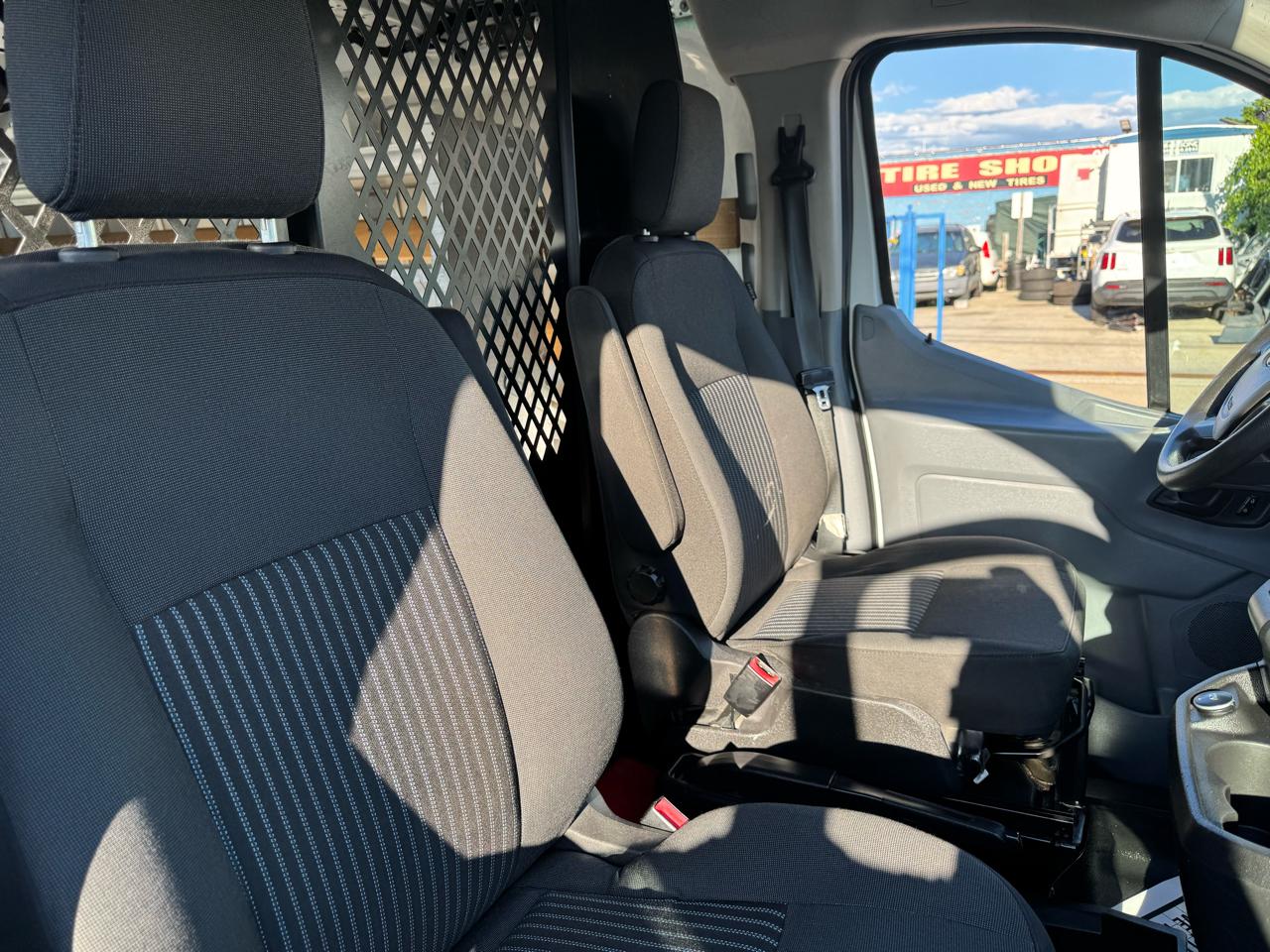 Ford Transit 250 Van Low Roof w/Sliding Pass. 130-in. WB 2018