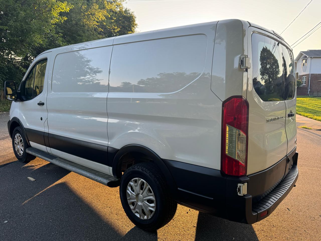 Ford Transit 250 Van Low Roof w/Sliding Pass. 130-in. WB 2020