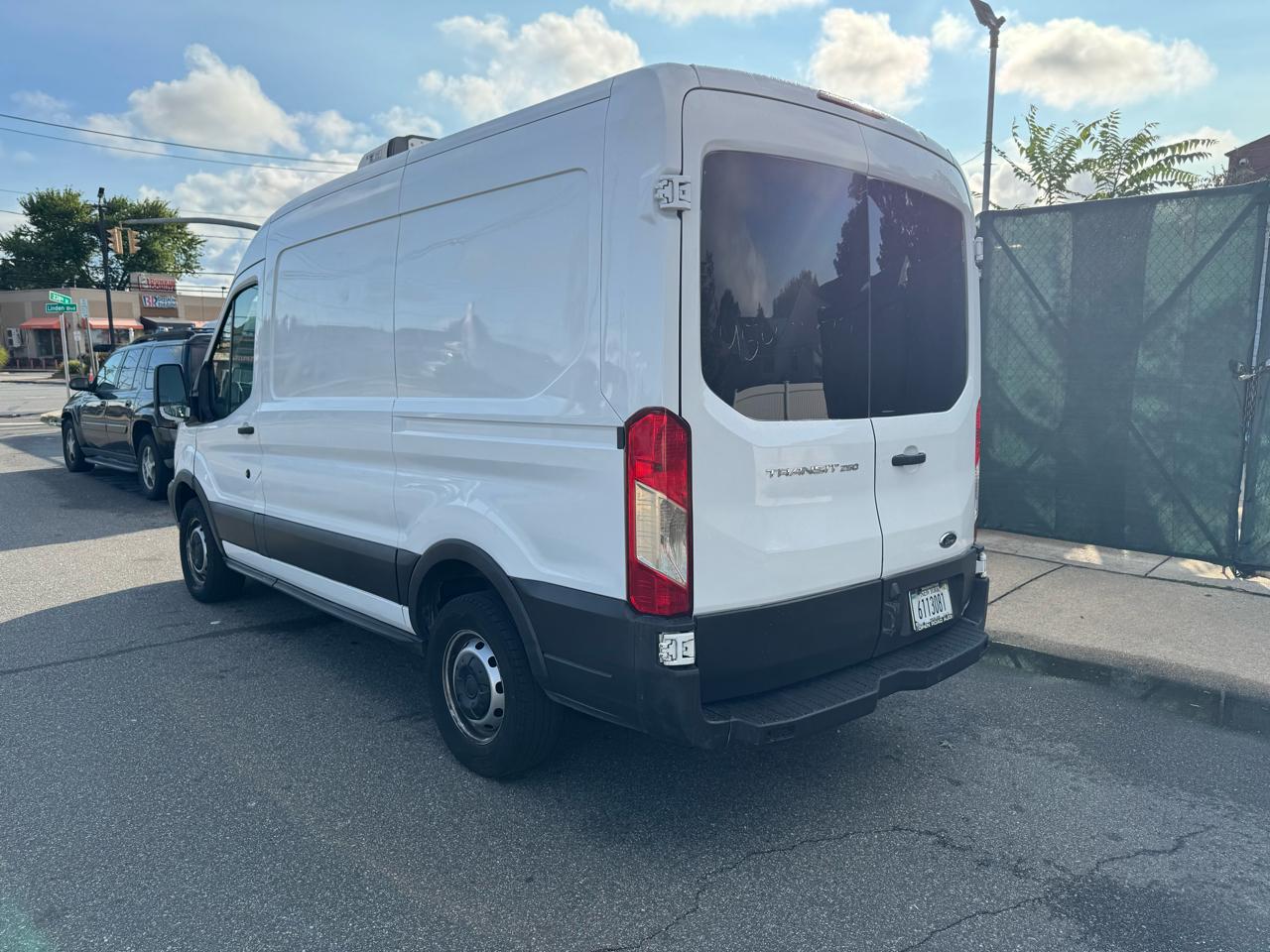 Ford Transit 250 Van Med. Roof w/Sliding Pass. 130-in. WB 2016