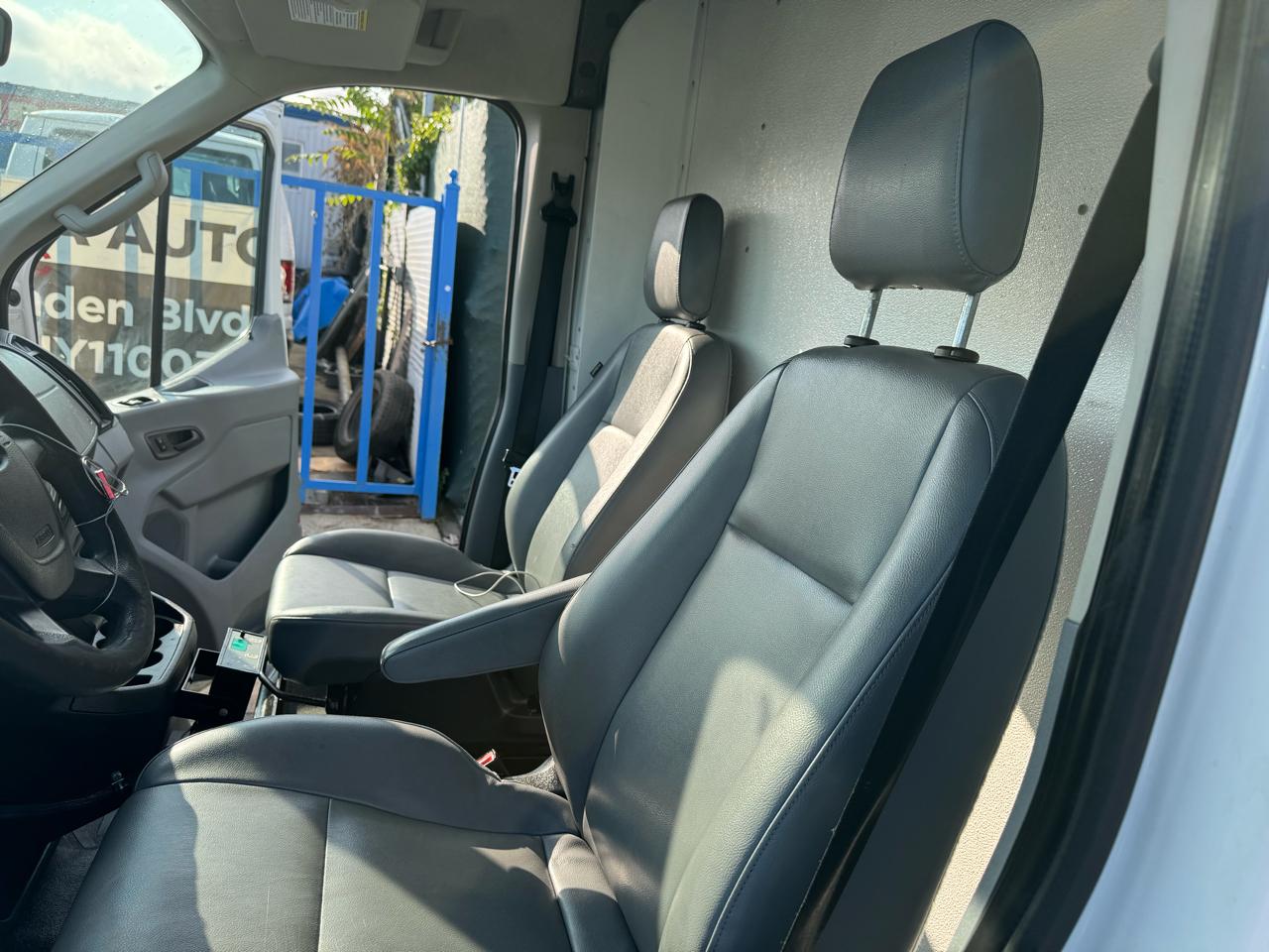 Ford Transit 250 Van Med. Roof w/Sliding Pass. 130-in. WB 2016