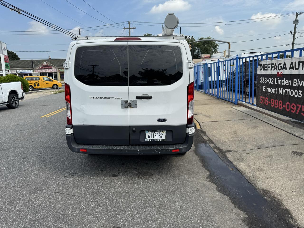Ford Transit 250 Van Low Roof 60/40 Pass.130-in. WB 2017