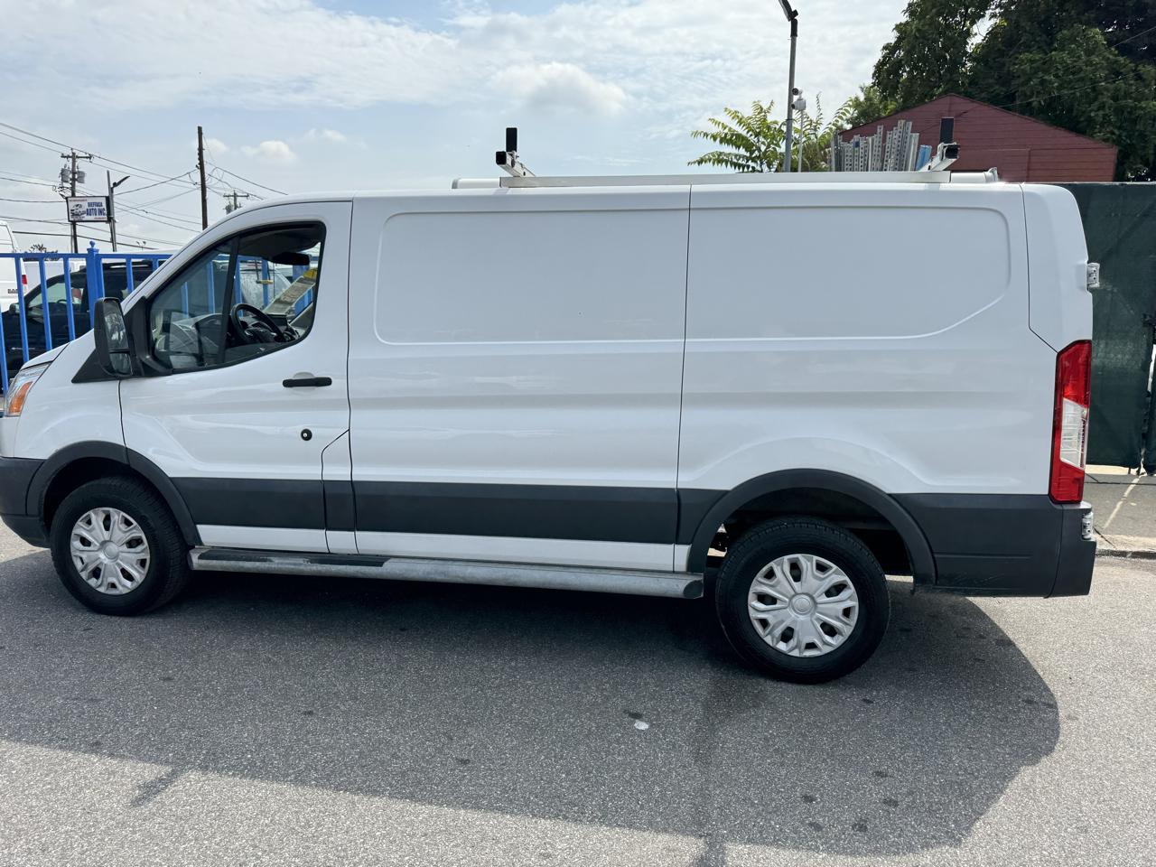 Ford Transit 250 Van Low Roof 60/40 Pass.130-in. WB 2017