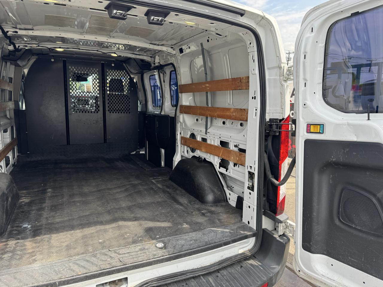 Ford Transit 250 Van Low Roof 60/40 Pass.130-in. WB 2017