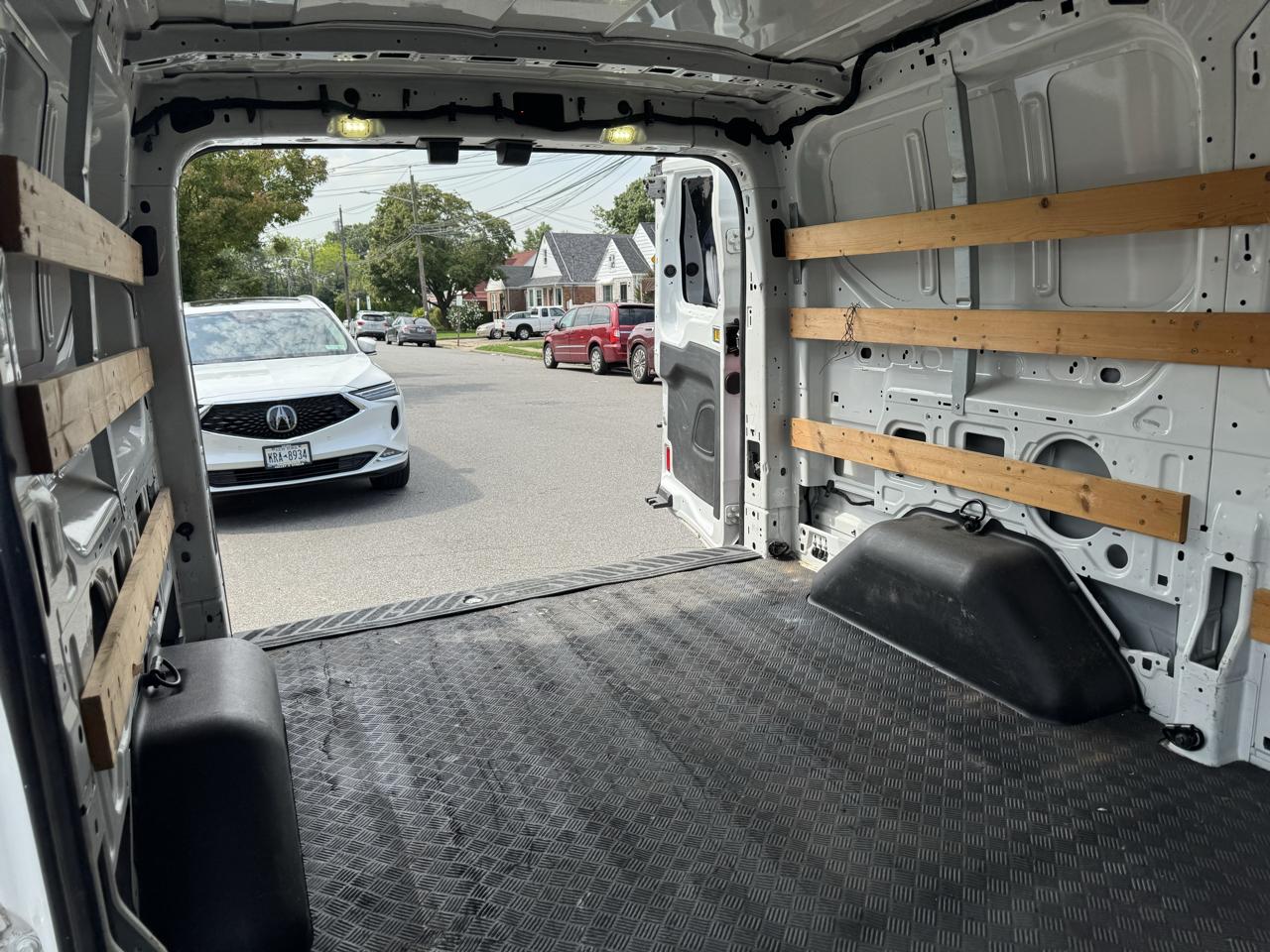 Ford Transit 250 Van Low Roof 60/40 Pass.130-in. WB 2017
