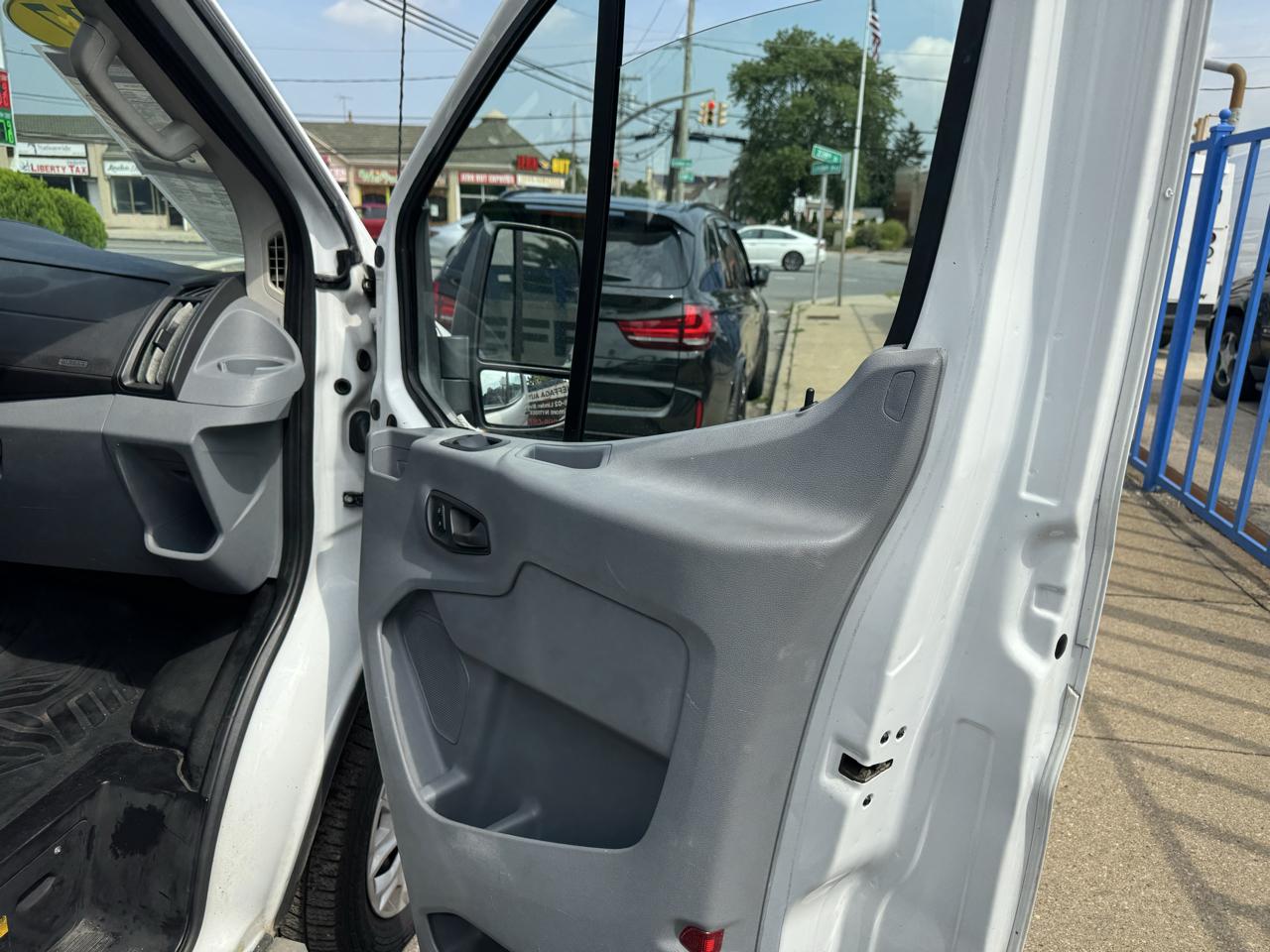 Ford Transit 250 Van Low Roof 60/40 Pass.130-in. WB 2017