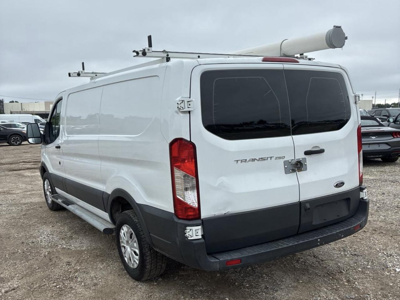 Ford Transit 250 Van Low Roof 60/40 Pass.130-in. WB 2017