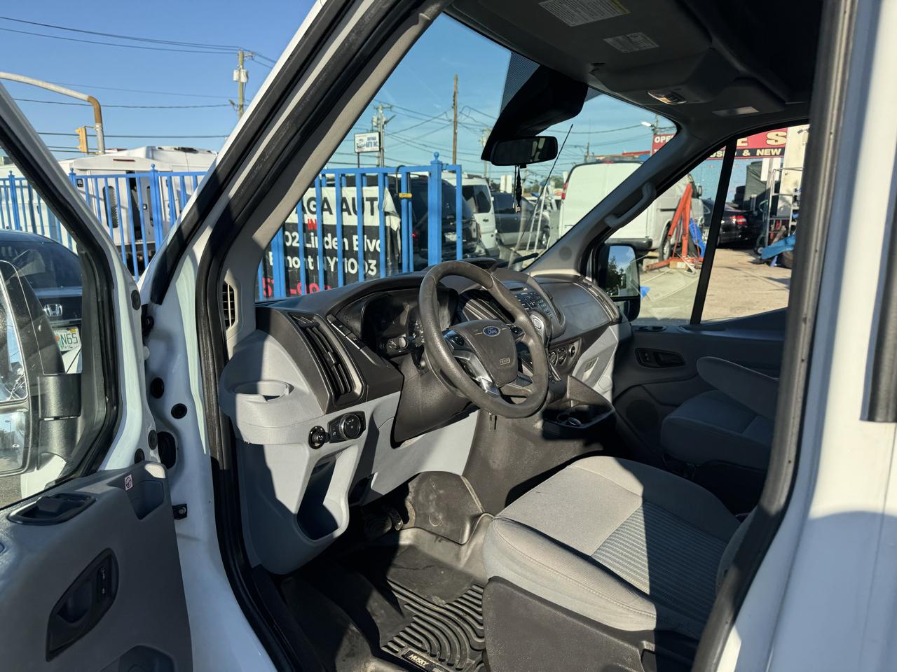 Ford Transit 250 Van Med. Roof w/Sliding Pass. 148-in. WB 2019