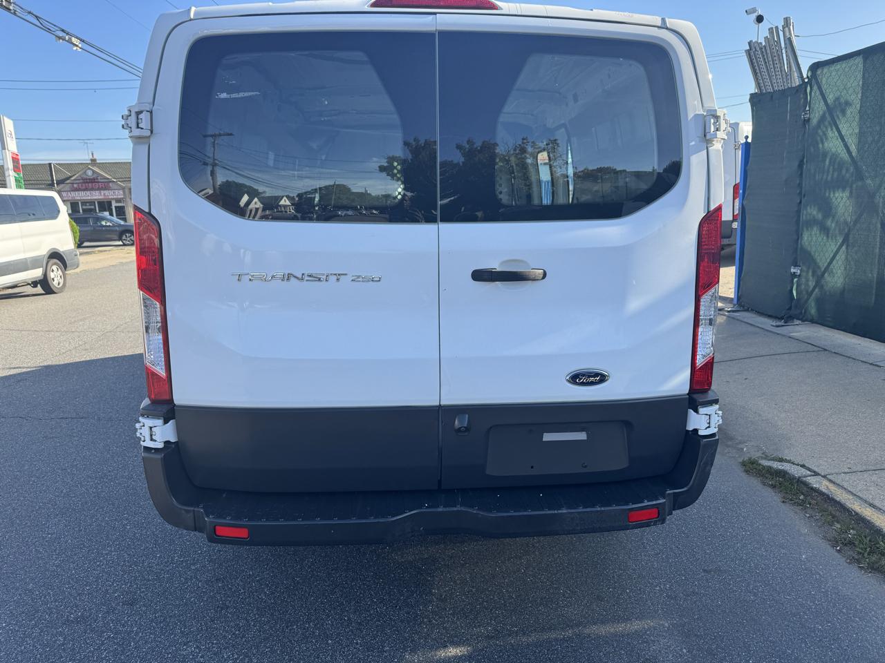 Ford Transit 250 Van Low Roof 60/40 Pass.130-in. WB 2016