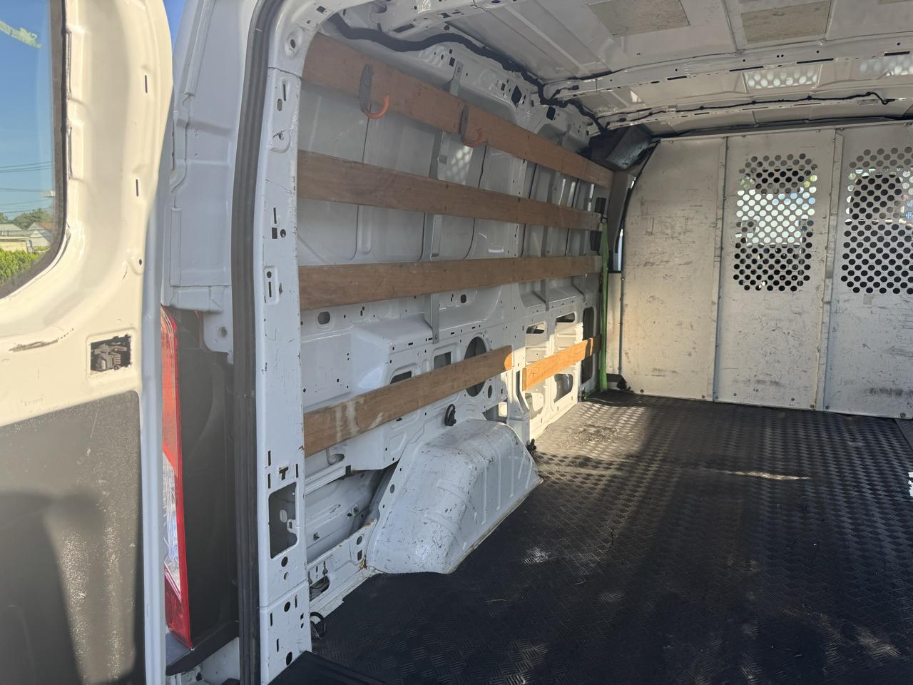 Ford Transit 250 Van Low Roof 60/40 Pass.130-in. WB 2016