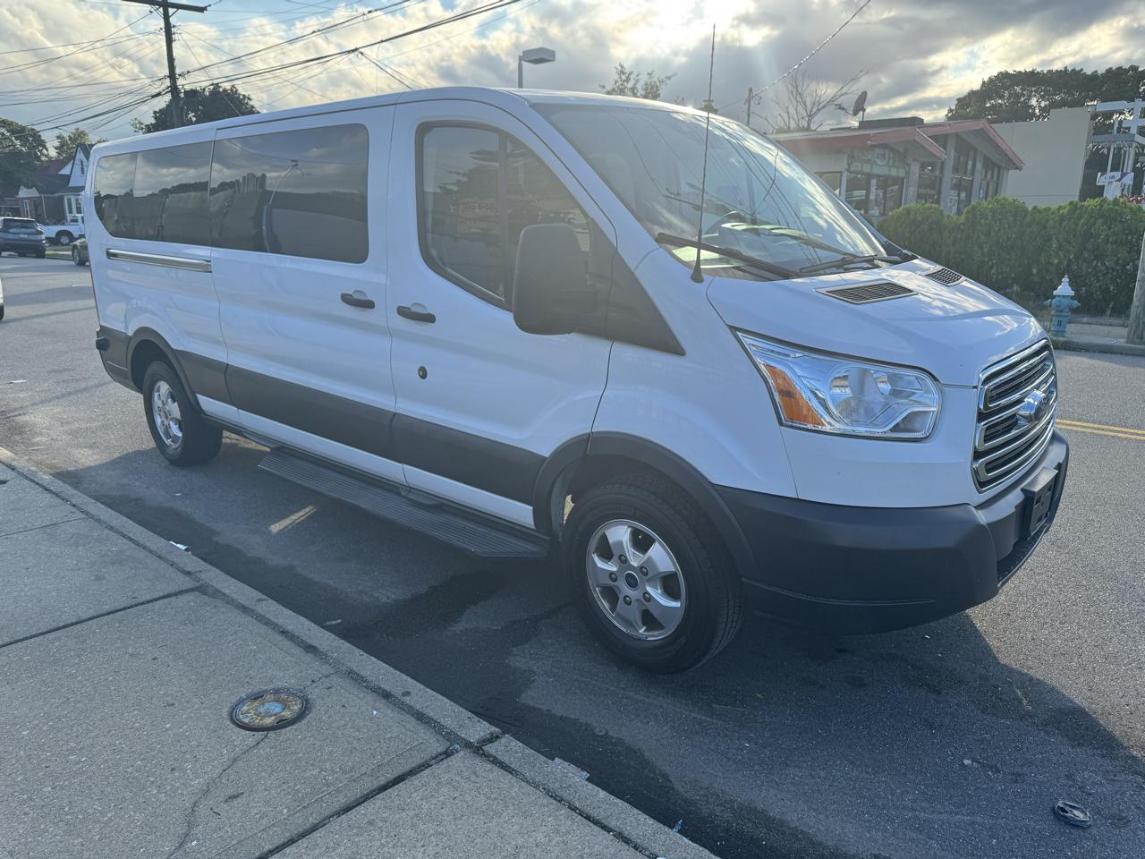 Ford Transit 350 Wagon Low Roof XL w/Sliding Pass. 148-in. WB 2018