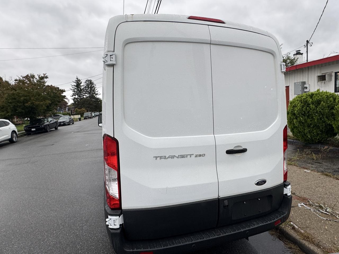 Ford Transit 250 Van Med. Roof w/Sliding Pass. 130-in. WB 2016