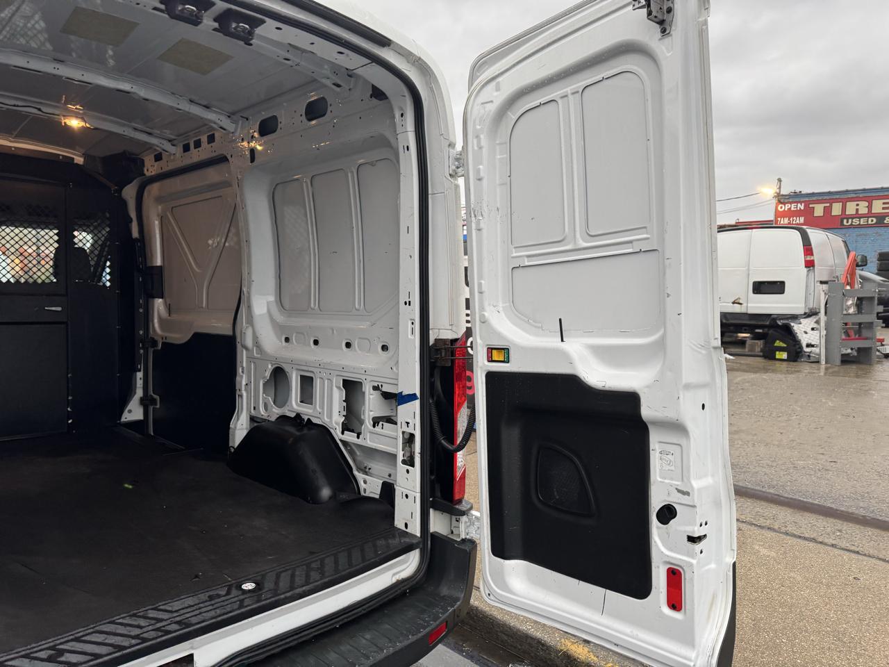 Ford Transit 250 Van Med. Roof w/Sliding Pass. 130-in. WB 2016