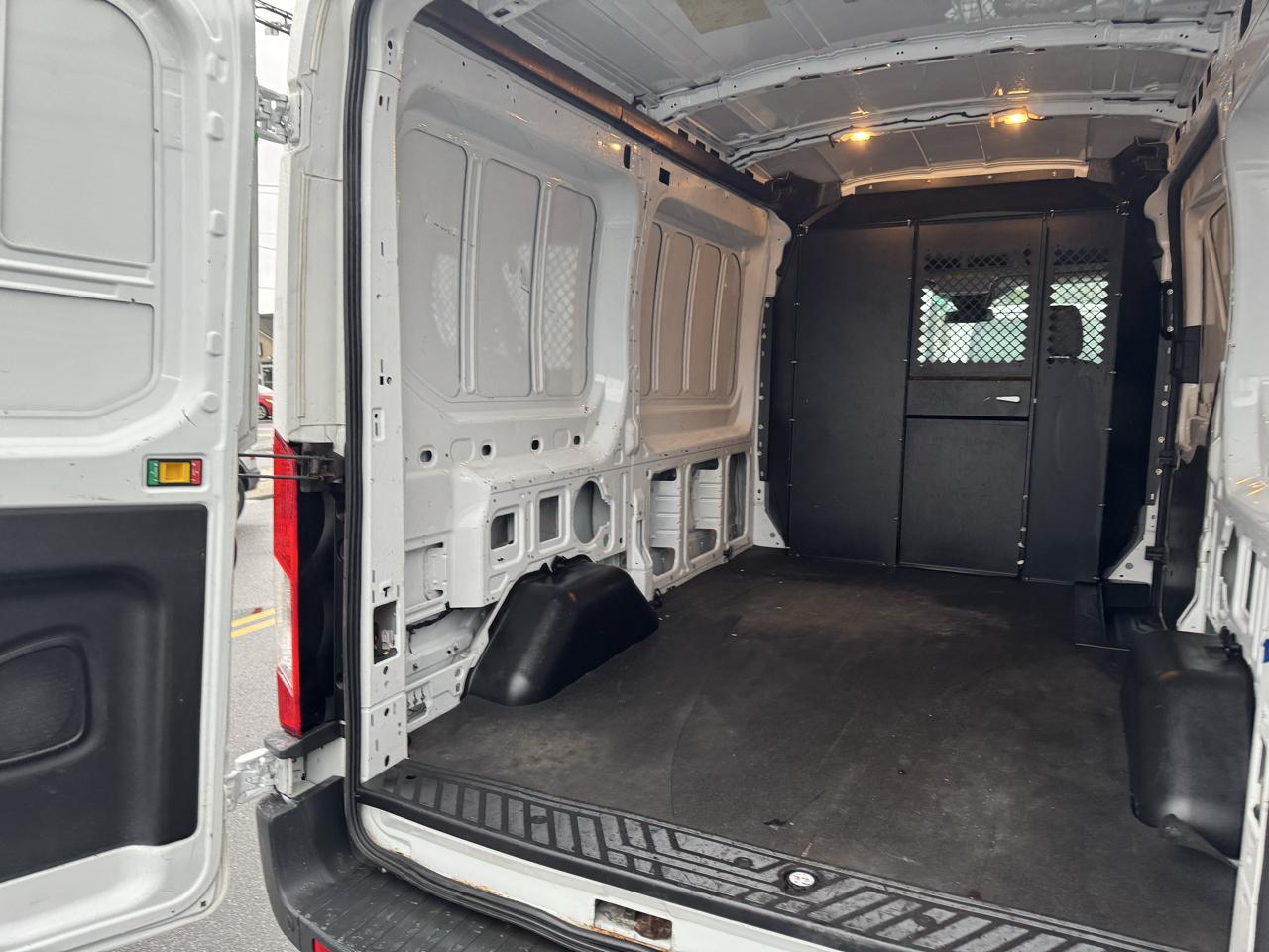 Ford Transit 250 Van Med. Roof w/Sliding Pass. 130-in. WB 2016