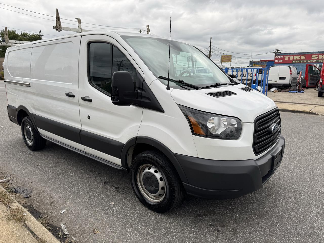 Ford Transit 250 Van Low Roof w/Sliding Pass. 130-in. WB 2018