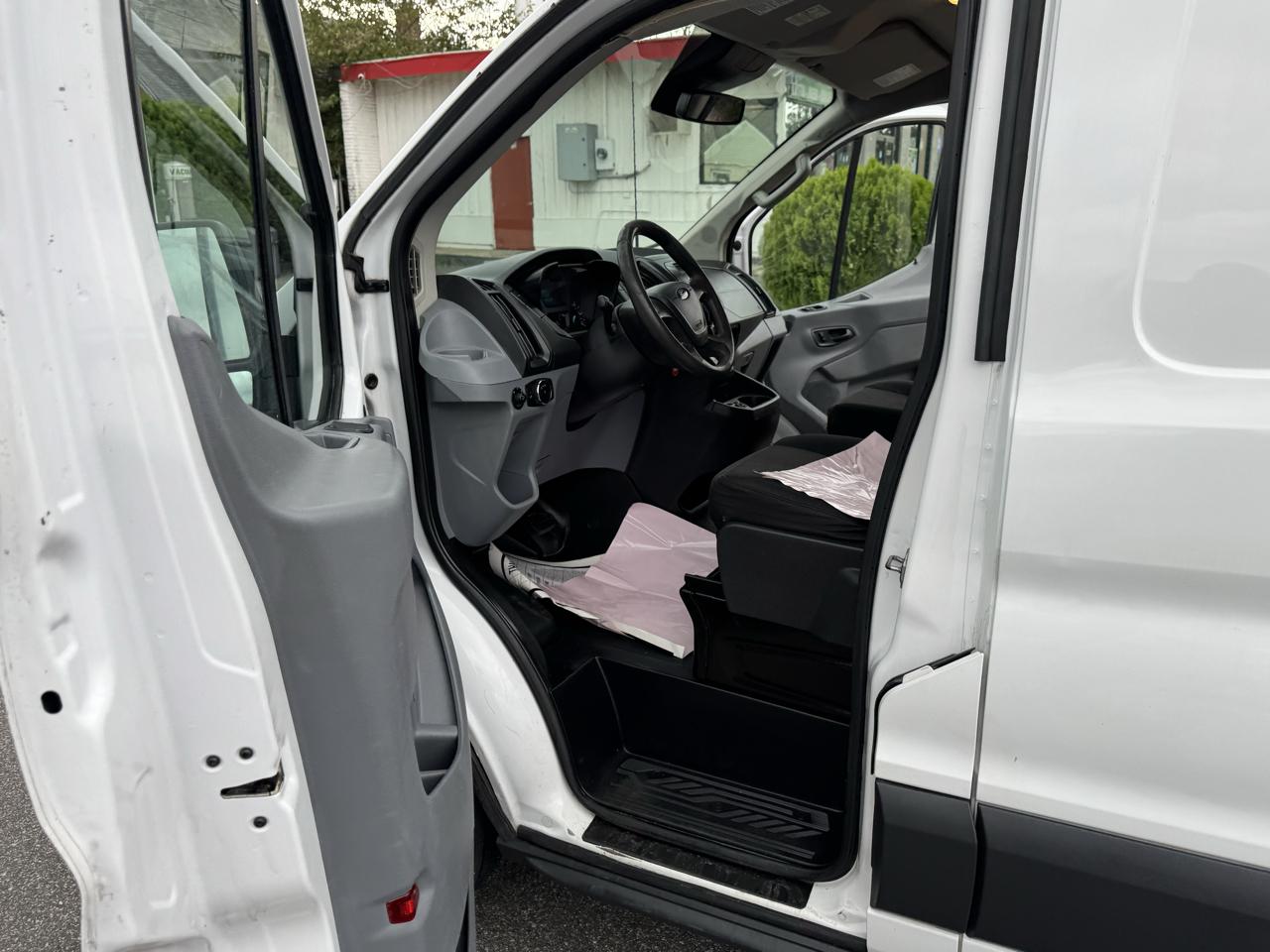 Ford Transit 250 Van Low Roof w/Sliding Pass. 130-in. WB 2018