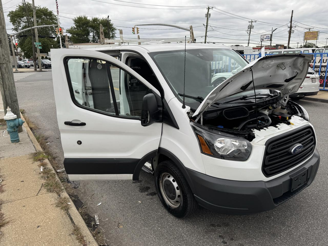 Ford Transit 250 Van Low Roof w/Sliding Pass. 130-in. WB 2018