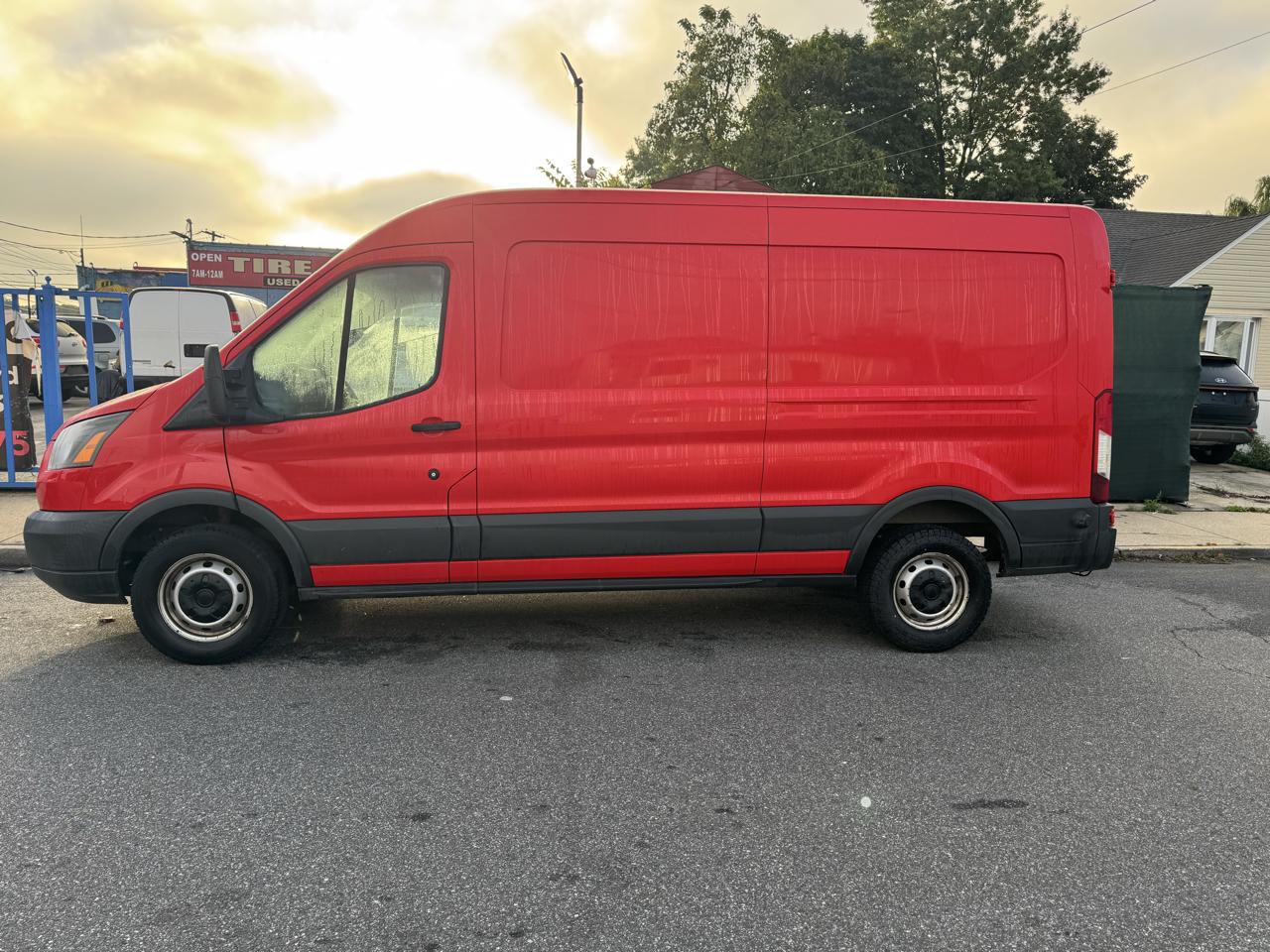 Ford Transit 250 Van Med. Roof w/Sliding Pass. 148-in. WB 2017