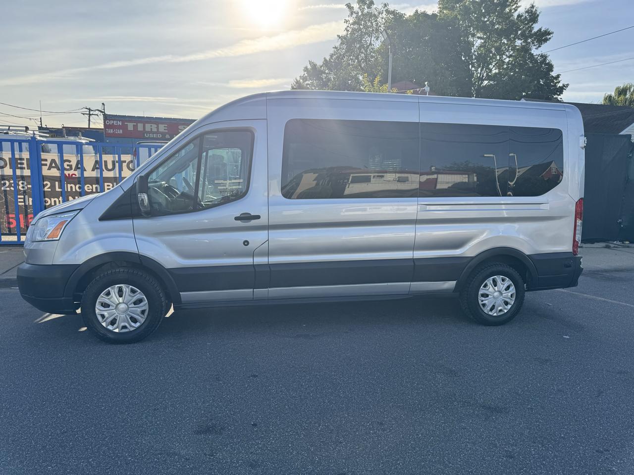 Ford Transit 350 Wagon Med. Roof XL w/Sliding Pass. 148-in. WB 2016