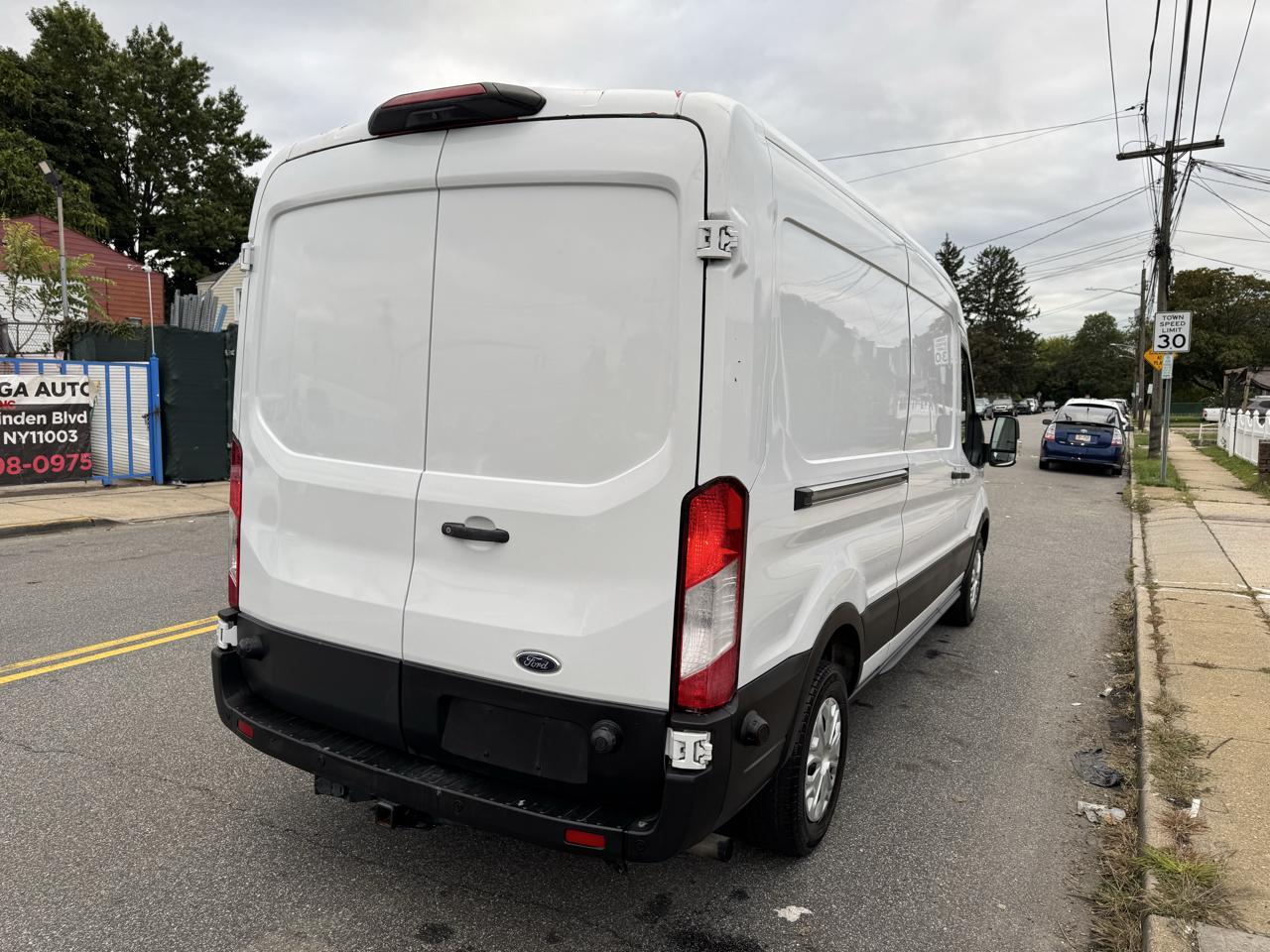 Ford Transit 250 Van Med. Roof w/Sliding Pass. 130-in. WB 2021