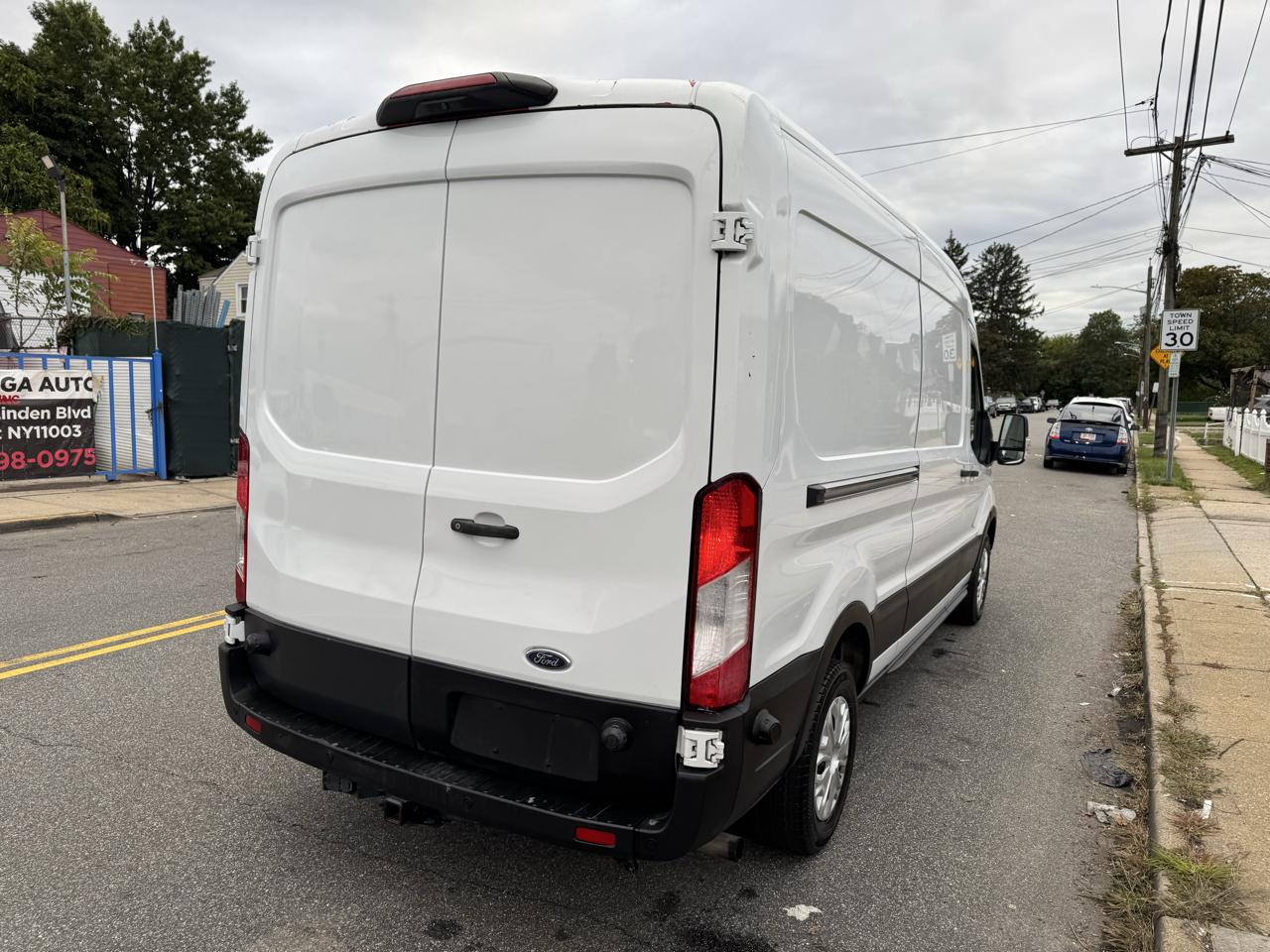 Ford Transit 250 Van Med. Roof w/Sliding Pass. 130-in. WB 2021