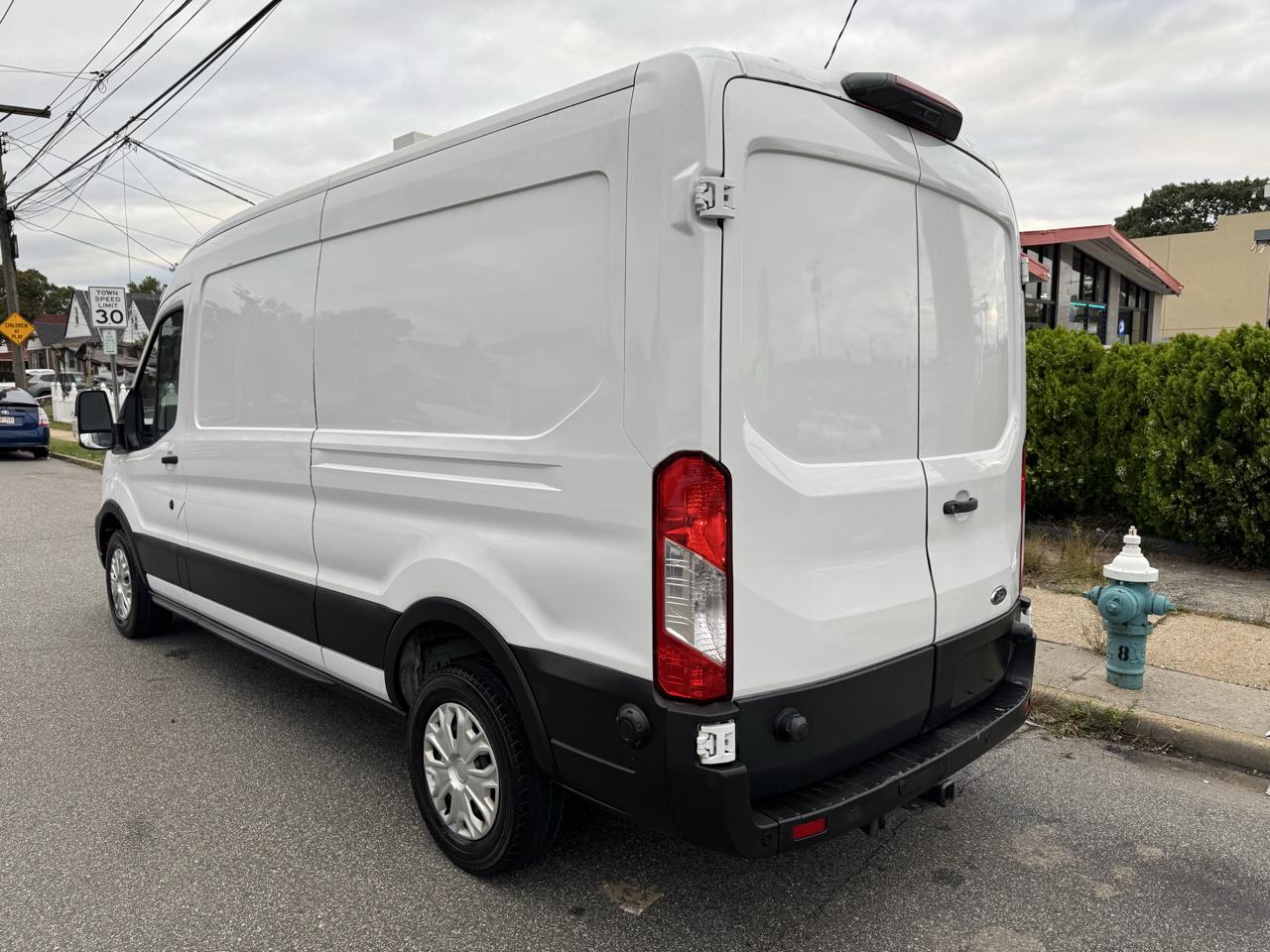 Ford Transit 250 Van Med. Roof w/Sliding Pass. 130-in. WB 2021