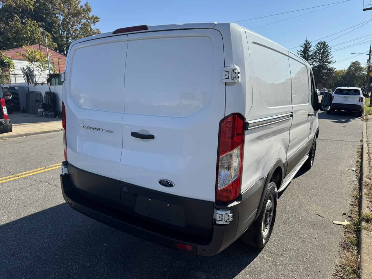 Ford Transit 250 Van Low Roof w/Sliding Pass. 130-in. WB 2016