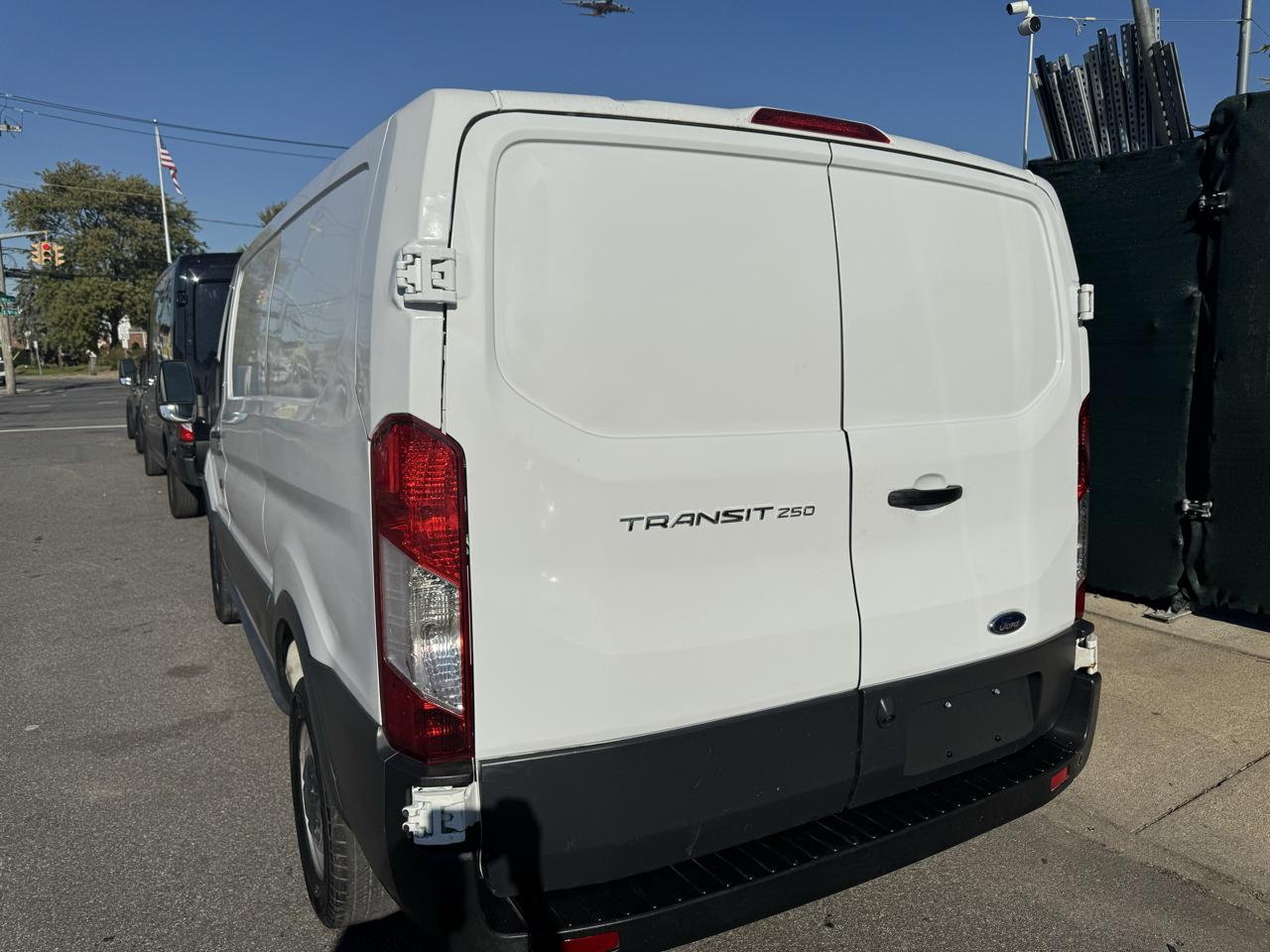 Ford Transit 250 Van Low Roof w/Sliding Pass. 130-in. WB 2016