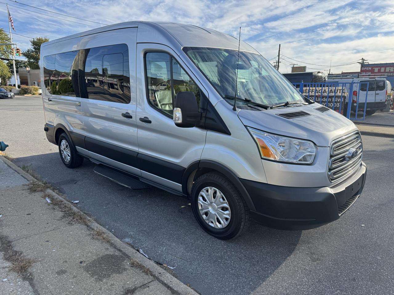 Ford Transit 350 Wagon Med. Roof XL w/Sliding Pass. 148-in. WB 2019