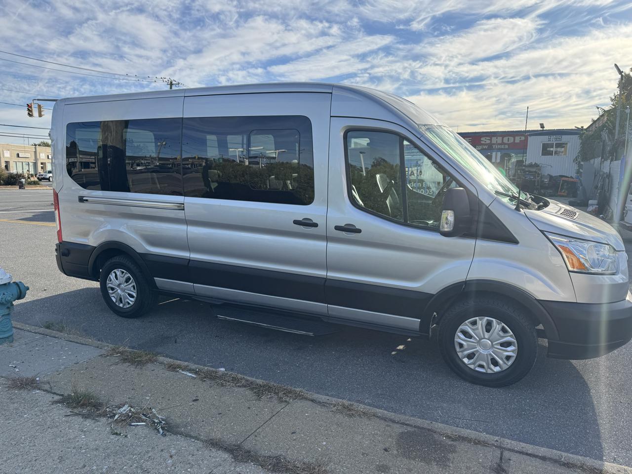 Ford Transit 350 Wagon Med. Roof XL w/Sliding Pass. 148-in. WB 2019