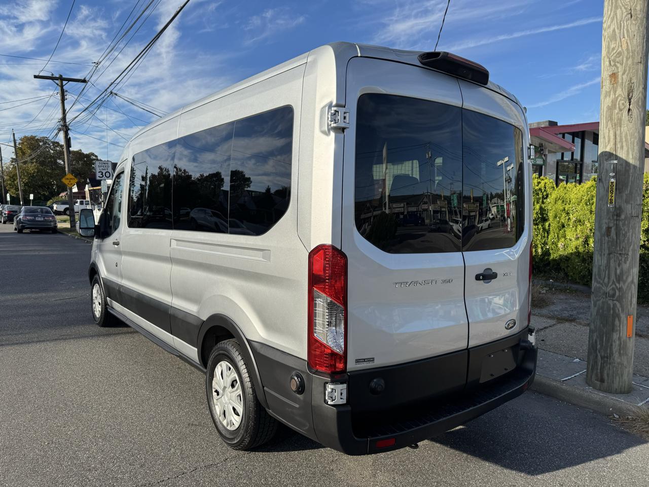 Ford Transit 350 Wagon Med. Roof XL w/Sliding Pass. 148-in. WB 2019
