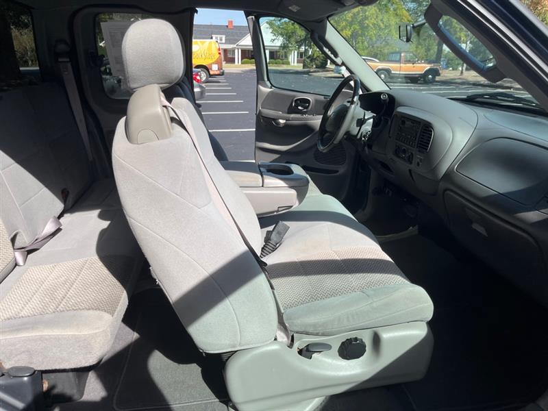 Ford F-150 XL SuperCab 2WD 2003