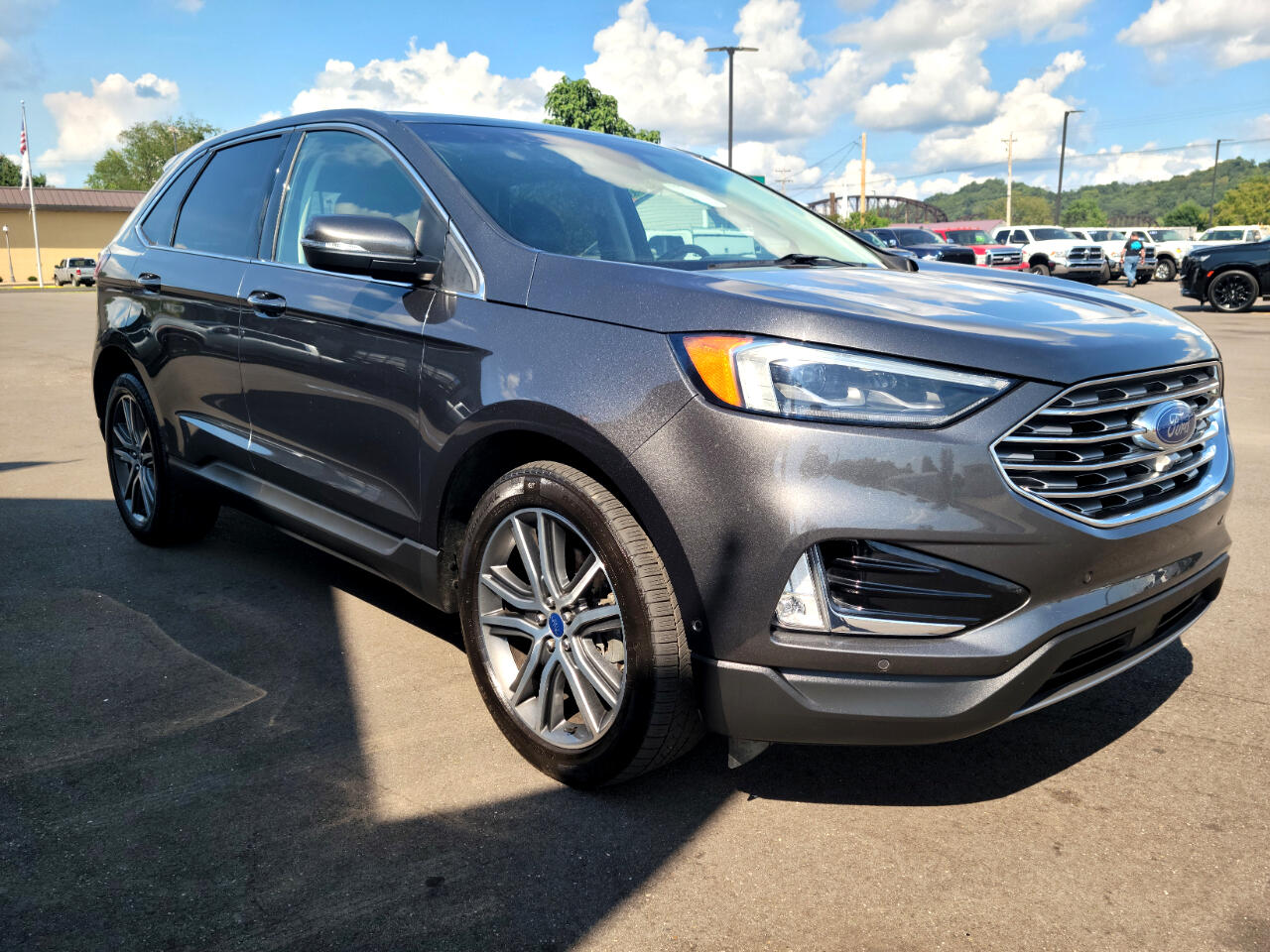 2019 Ford Edge Titanium photo 2
