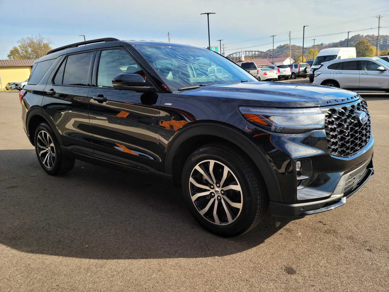 2025 Ford Explorer ST-Line photo 2