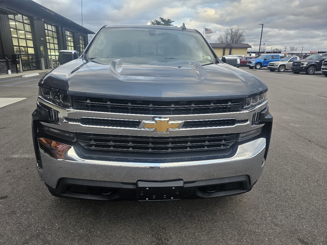 2020 Chevrolet Silverado 1500 LT photo 2