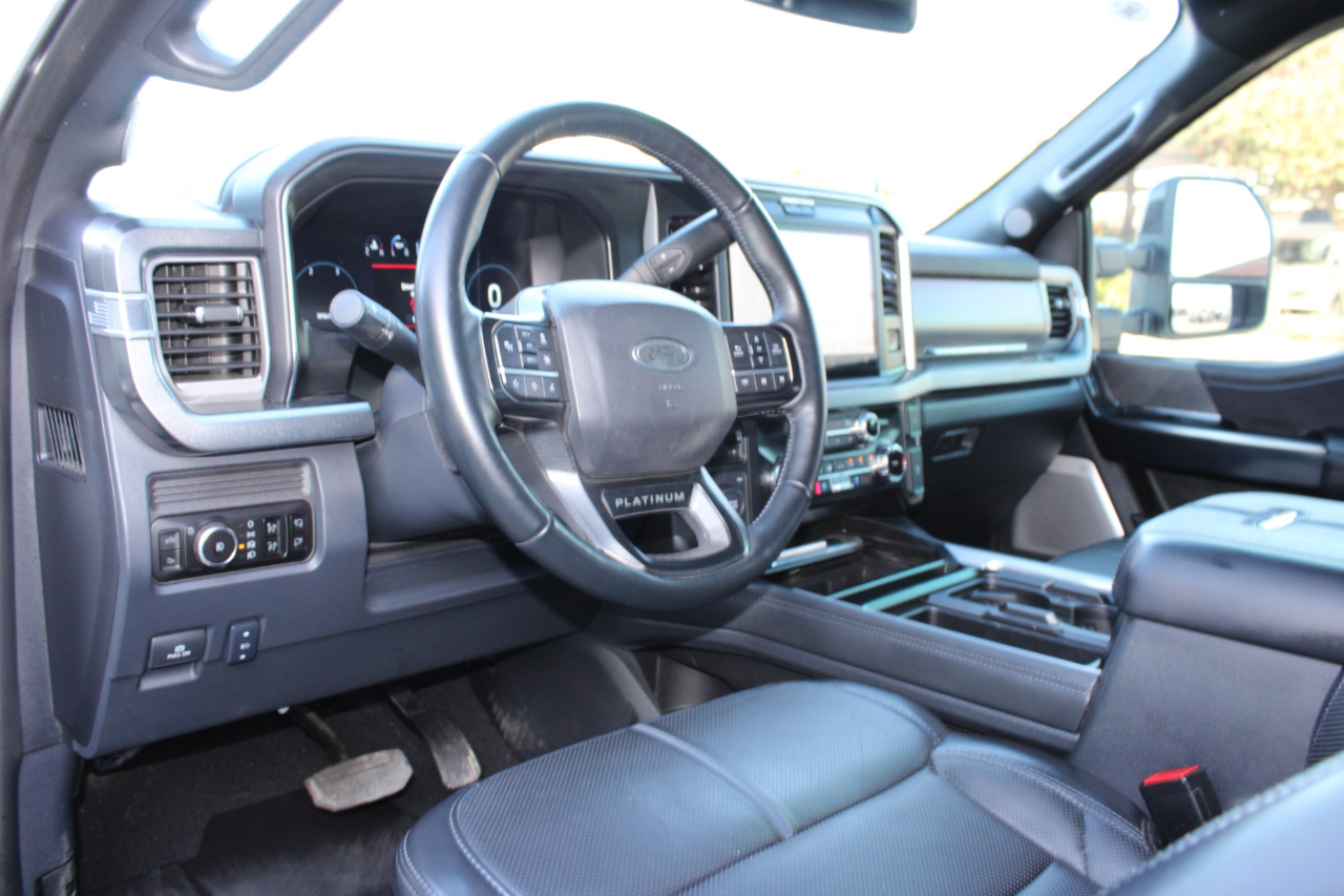 Ford F-350 SD Platinum Crew Cab Long Box 4WD DRW 2025