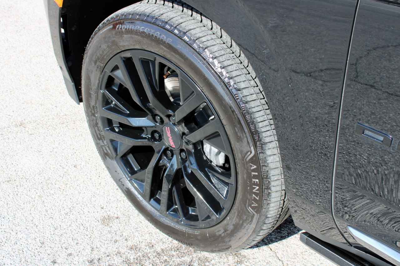 GMC Yukon XL Denali Ultimate 4WD 2024