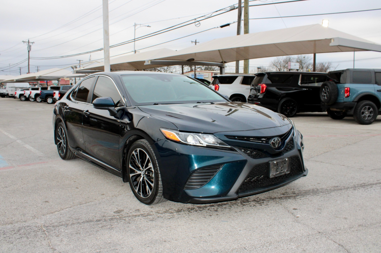 Toyota Camry SE 2020