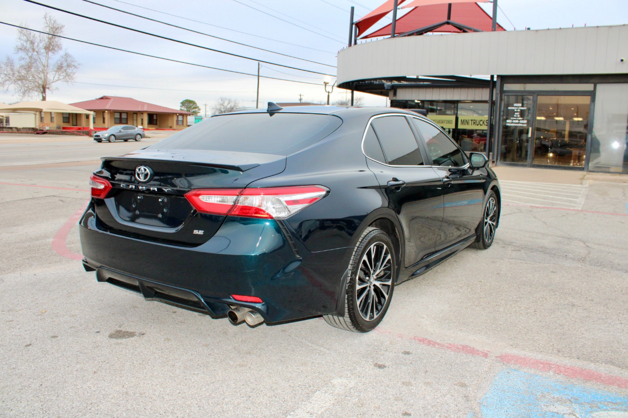 Toyota Camry SE 2020