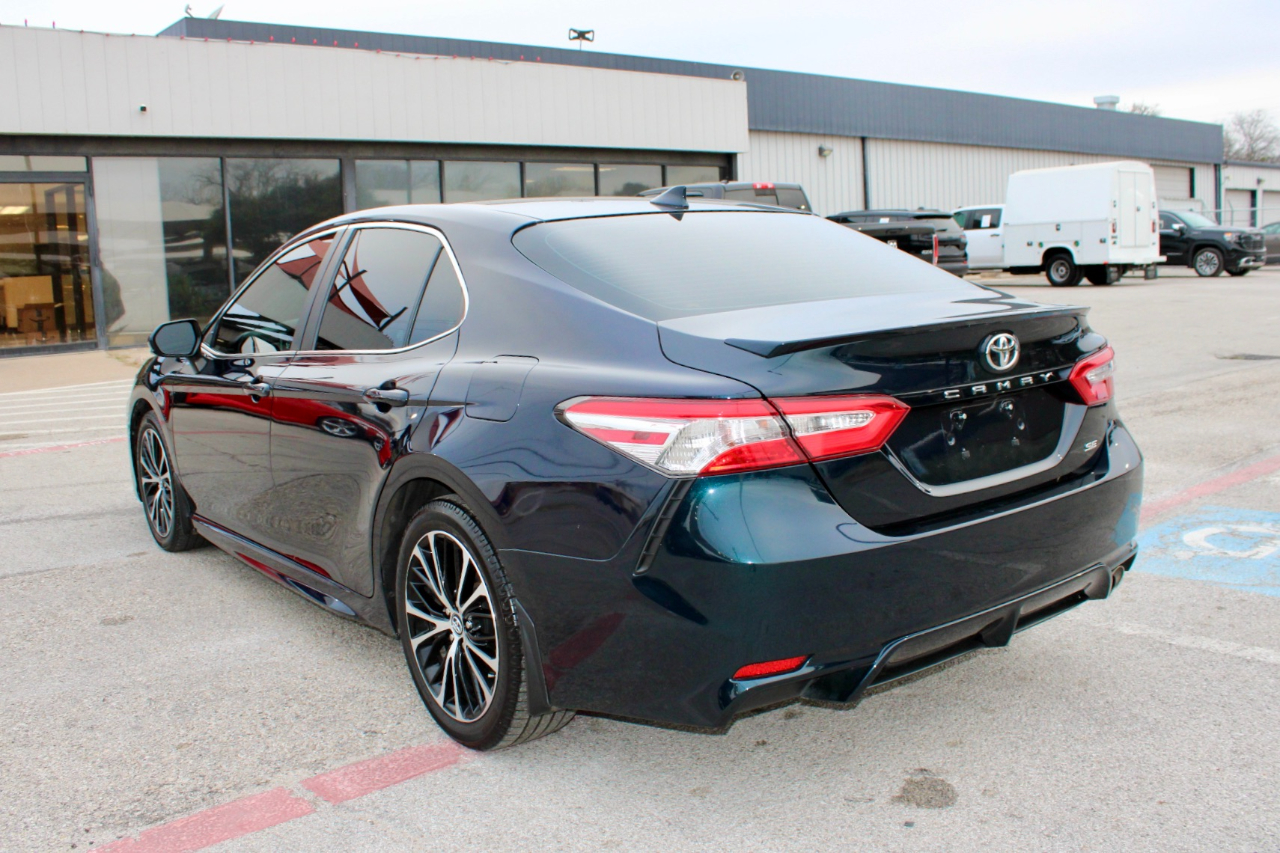 Toyota Camry SE 2020