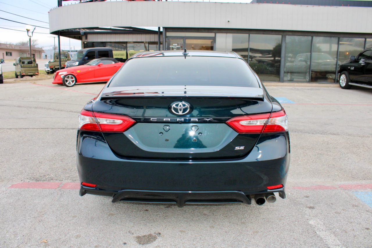 Toyota Camry SE 2020