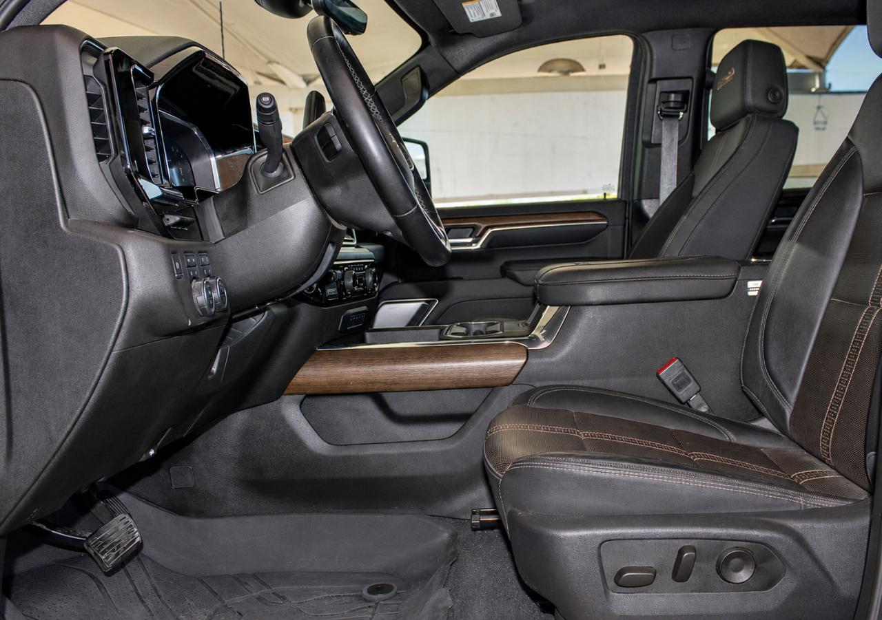 Chevrolet Silverado 3500HD High Country Crew Cab Long Box DRW 4WD 2025