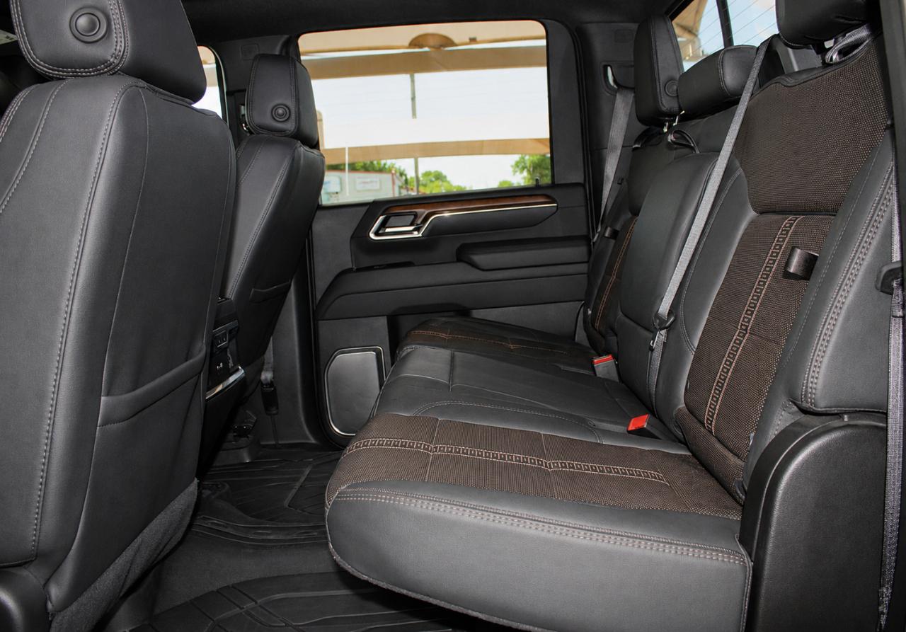 Chevrolet Silverado 3500HD High Country Crew Cab Long Box DRW 4WD 2025