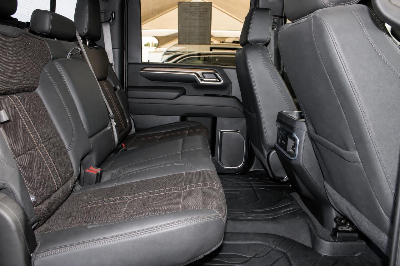 Chevrolet Silverado 3500HD High Country Crew Cab Long Box DRW 4WD 2025