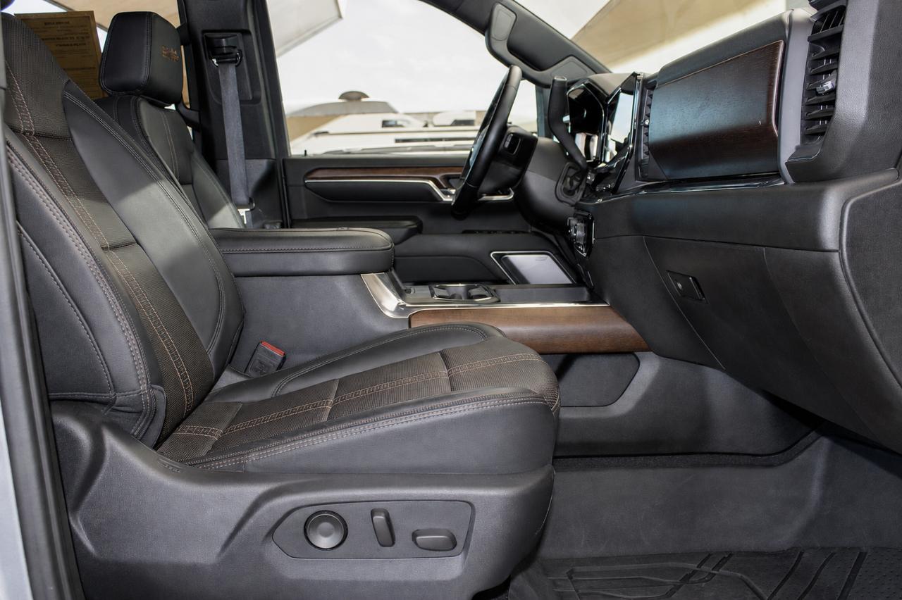 Chevrolet Silverado 3500HD High Country Crew Cab Long Box DRW 4WD 2025